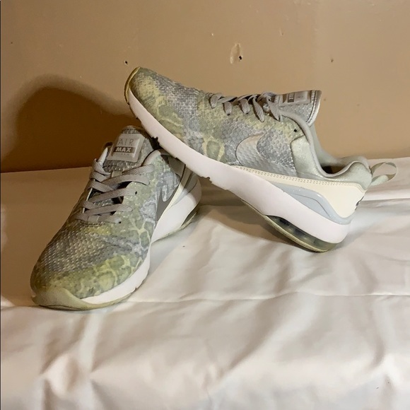 Nike Shoes - Nike Air Max Siren tennis shoes.